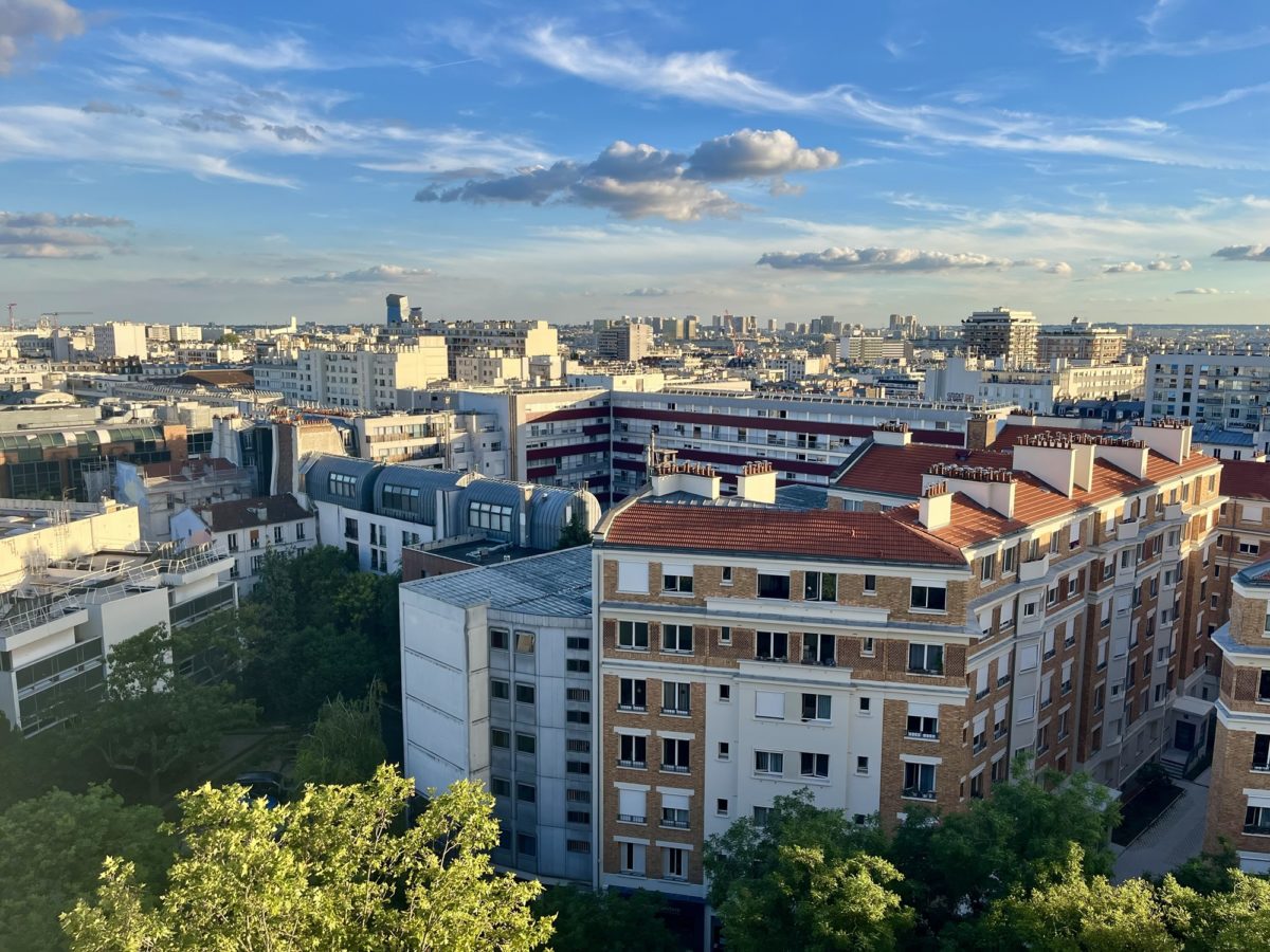 Des mots sur un carnet à Paris [en]